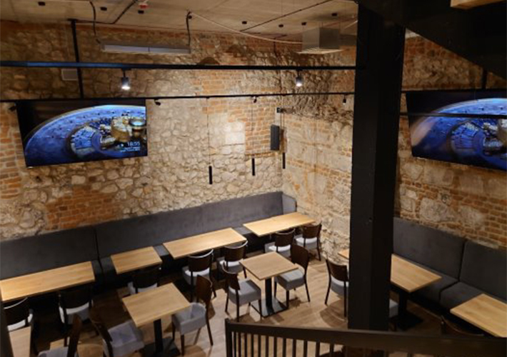 foto Drevny Kocur, una moderna cadena checa de restaurantes, instala 69 pantallas profesionales BRAVIA 4k de Sony.